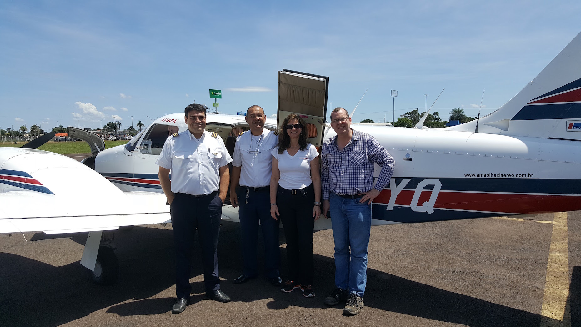 Luciana Gatti and Manuel Gloor with the pilots of the light aircraft